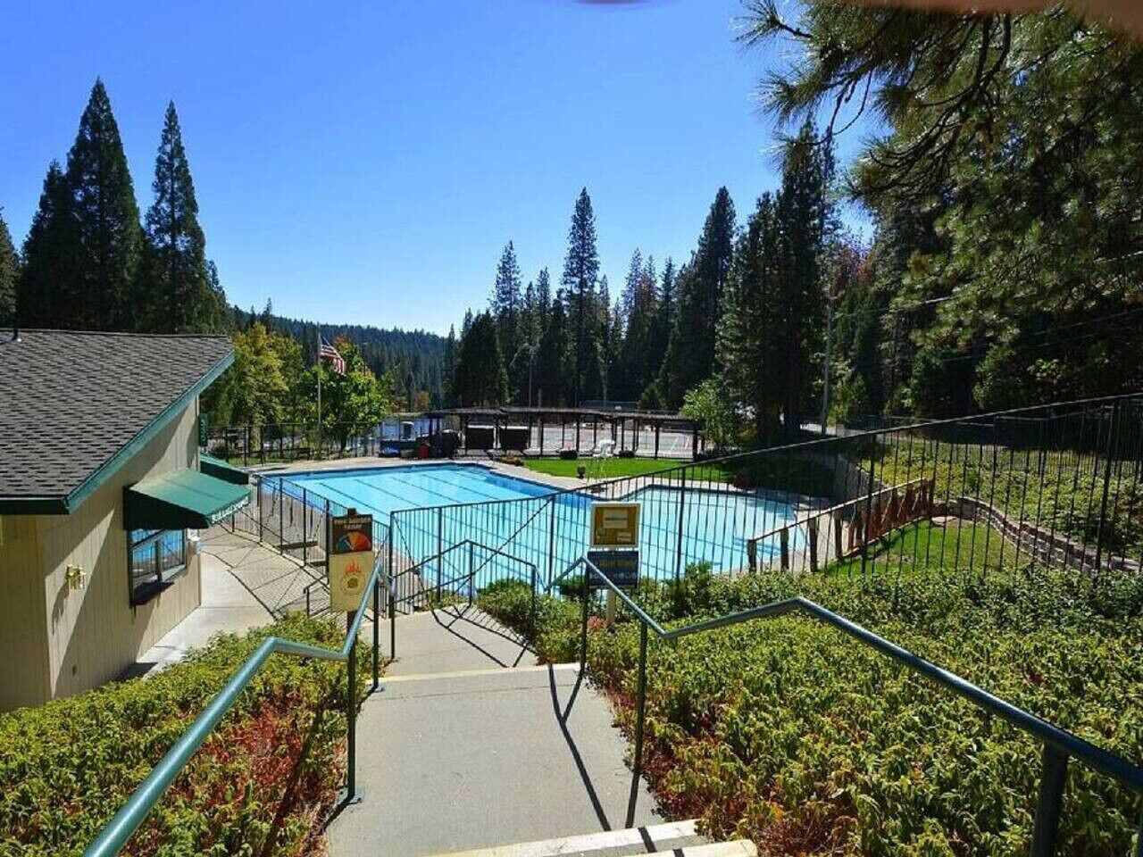 Utendørsbasseng og et oppvarmet basseng