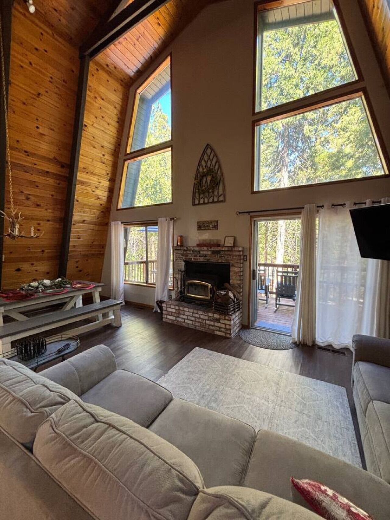 Smart TV, chimenea y estéreo 