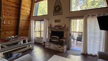 Smart TV, fireplace, stereo