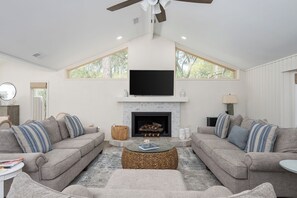 Smart TV, fireplace - New on VRBO, Beautifully updated, close to the beach, come make family memories! (Hilton Head Island)