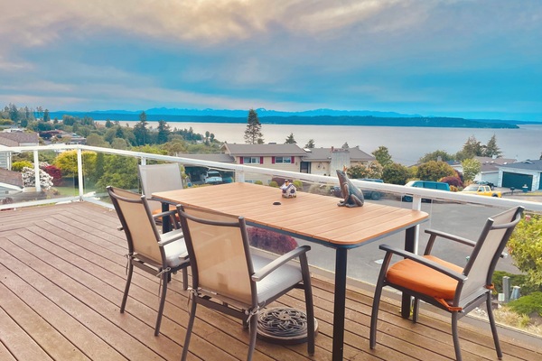 Huge deck on 2nd FL with nice outdoor funiture to enjoy amazing sea view &sunset