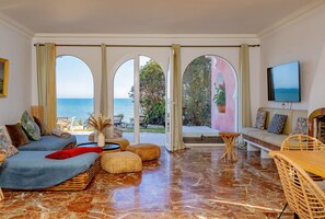 TV - Cubo's Beachfront Villa Khayyam / private beach access / private pool / air conditioning / free Wi-Fi (Mijas Costa)