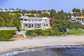 Exterior - Cubo's Beachfront Villa Khayyam / private beach access / private pool / air conditioning / free Wi-Fi (Mijas Costa)