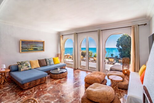 Cubo's Beachfront Villa Khayyam / private beach access / private pool / air conditioning / free Wi-Fi