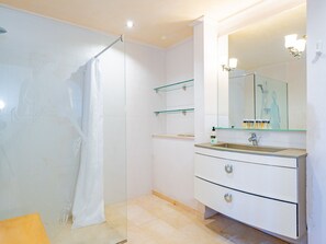 Shower, hair dryer, towels - Cubo's Beachfront Villa Khayyam / private beach access / private pool / air conditioning / free Wi-Fi (Mijas Costa)