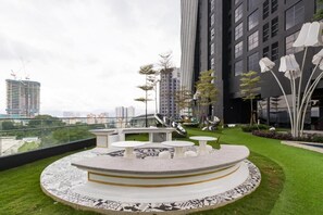 Outdoor dining - Nano's Home 2-bedroom apartment in charming KL with AC's, WiFi, Gym, Kids Park. (Kuala Lumpur)