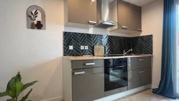 Réfrigérateur, micro-ondes, four, plaque de cuisson