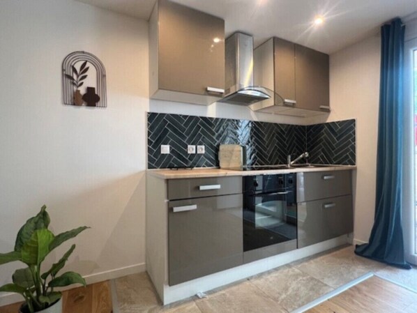 Kühlschrank, Mikrowelle, Ofen, Herdplatte