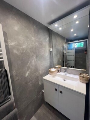 Serviettes fournies, savon, papier toilette