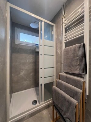 Dusche, Bidet, Handtücher, Seife