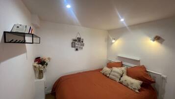 Een strijkplank/strijkijzer, reisbedje, gratis wifi, beddengoed