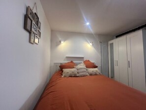Bügeleisen/Bügelbrett, Reisekinderbett, kostenloses WLAN, Bettwäsche