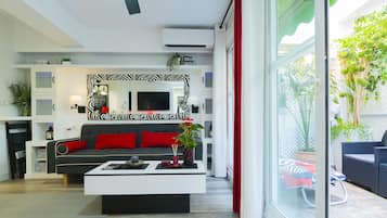 TV, fireplace