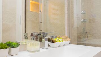 Shower, hair dryer, towels