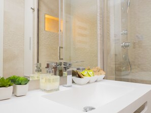 Dusche, Haartrockner, Handtücher