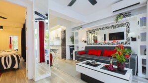Una sala de estar moderna con un sofá, una mesa de centro y un espejo a rayas de cebra.
