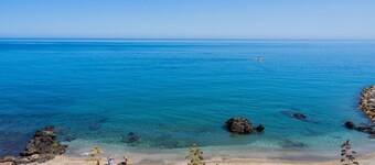 Cubo's Poseidon Apartment 2 & Pool / room / air conditioning / community pool / free wifi