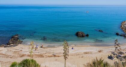 Cubo's Poseidon Apartment 2 & Pool / chambre / climatisation / piscine communautaire / wifi gratuit
