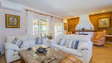 Een televisie en een open haard