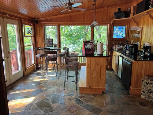 3-bedroom house in charming White with WiFi and AC. Lakefront lake Allatoona 