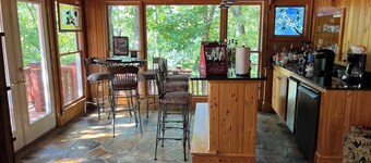 3-bedroom house in charming White with WiFi and AC. Lakefront lake Allatoona 