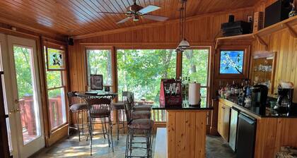 3-bedroom house in charming White with WiFi and AC. Lakefront lake Allatoona