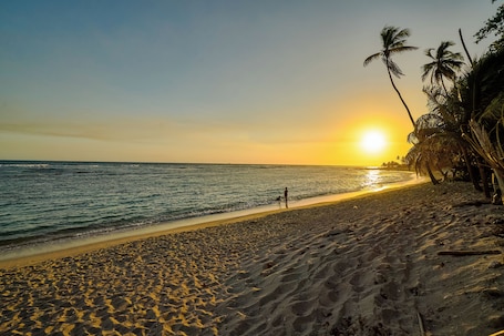 Beach towels. Caribbean Sunset Soak Apt.In the center of town, steps from the Juan Dolio Beach