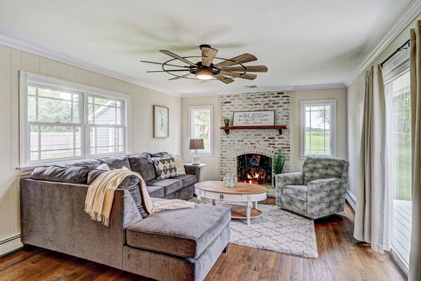 Fireplace - Enjoy the Serenity of Wine Country on Long Island's North Fork!!! (Mattituck)