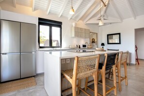 Frigorífic, microones, forn i placa de cuina 