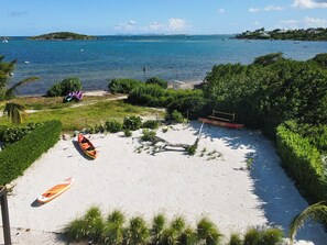 Platja a a prop i tovalloles de platja 