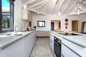 Een koelkast, een magnetron, een oven, een kookplaat