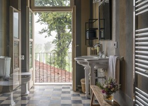 Douche, séchoir à cheveux, bidet