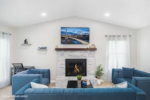 Smart TV - Charming Ranch 3BR W/ Hot Tub and Ping Pong Table

 (Dublin)