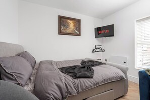 Iron/ironing board, free WiFi, bed sheets