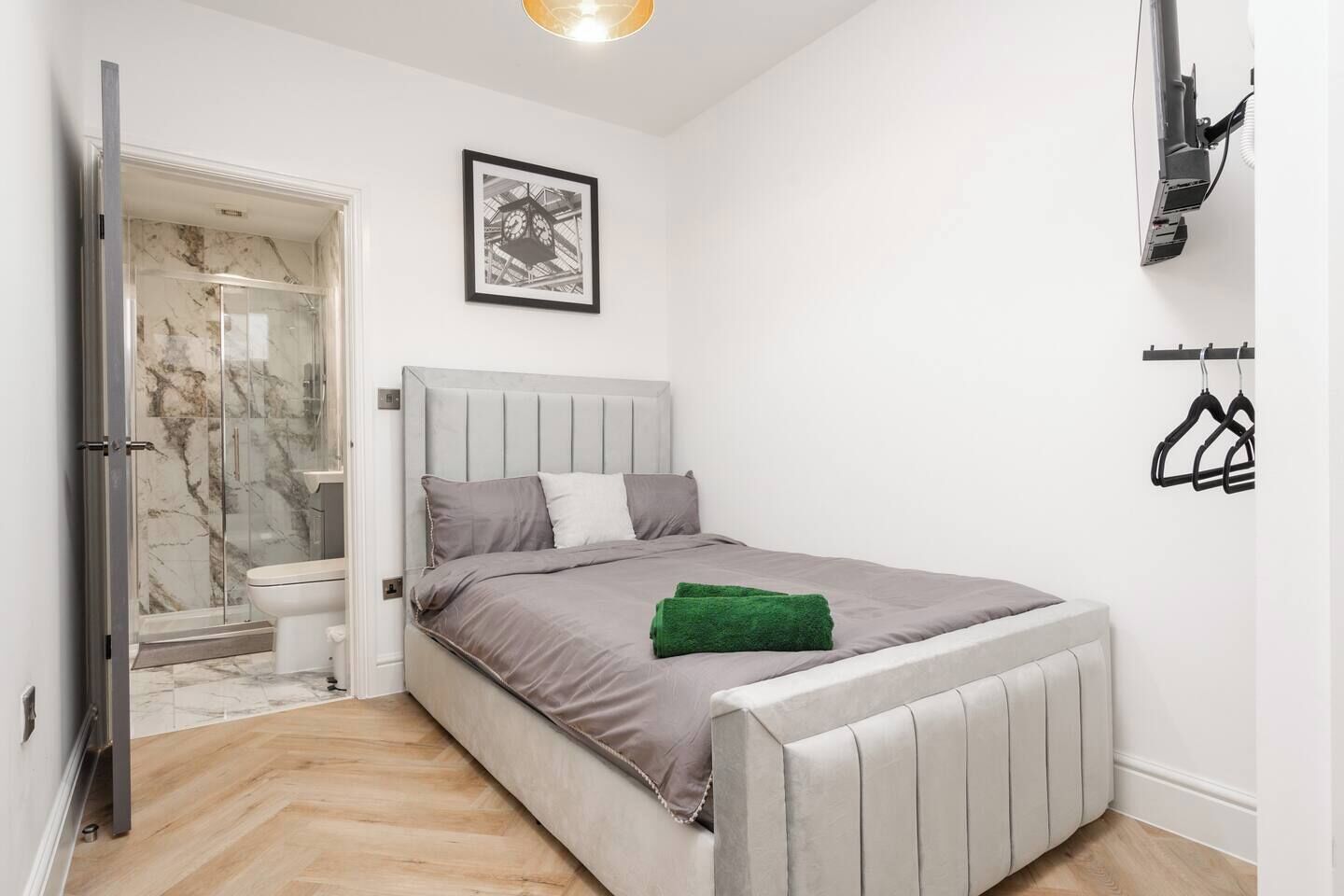 Tabla de planchar con plancha, wifi gratis y ropa de cama 