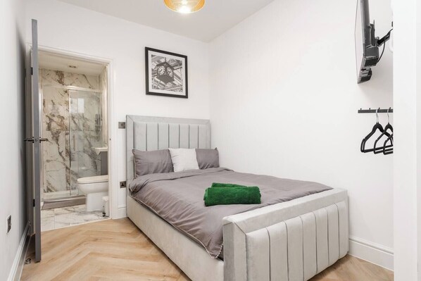 Iron/ironing board, free WiFi, bed sheets