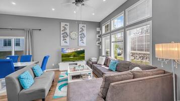 Smart-tv, böcker och kontor