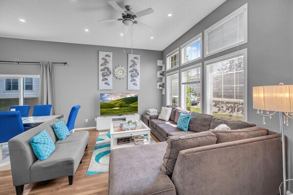 智能电视、书、办公室