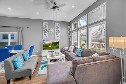 12 Spacious Home w/ A/C, Crib, Garage, By Airport