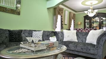 Een smart-tv, een open haard, een dvd-speler en boeken