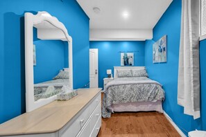 3 habitaciones, escritorio y tabla de planchar con plancha 