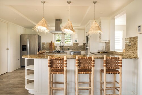 Spacious 7-bedroom villa in Rio Grande w/ pool, OCEAN VIEW, 5 mins to beach!