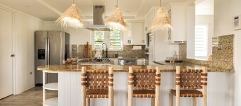 Spacious 7-bedroom villa in Rio Grande w/ pool, OCEAN VIEW, 5 mins to beach!