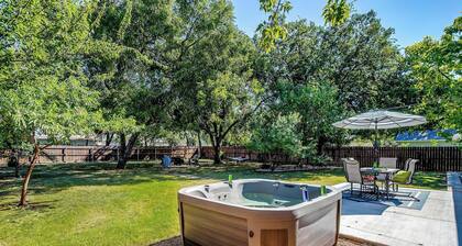 2-bedroom Home with Hot Tub near Granbury Square