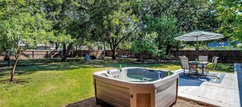 2-bedroom Home with Hot Tub near Granbury Square
