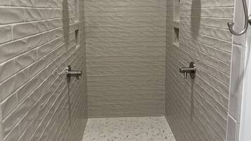 Serviettes fournies, savon, papier toilette