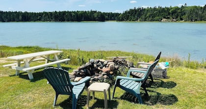 Charming 3-bedroom cottage in Roque Bluffs with ocean access and fire pit