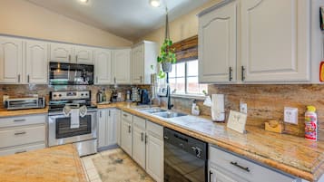 Réfrigérateur, micro-ondes, plaque de cuisson, lave-vaisselle