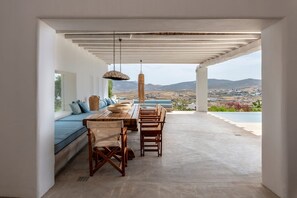 تناول الطعام بالخارج