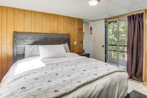 2 bedrooms, WiFi, bed sheets - Woodsy Cabin Retreat ~ 4 Mi to Crescent Lake! (Crescent)
